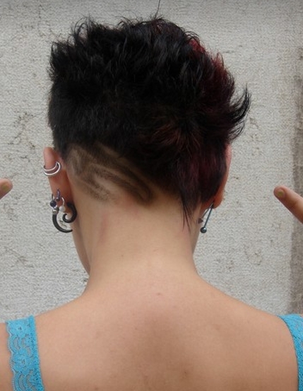 fryzury krótkie,  asymetryczny tył fryzurki w punkowym stylu zdjęcie numer 61